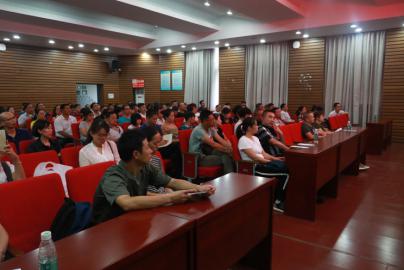 家长们认真倾听