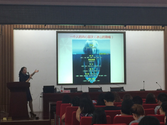 彭萍老师正在进行心理健康讲座